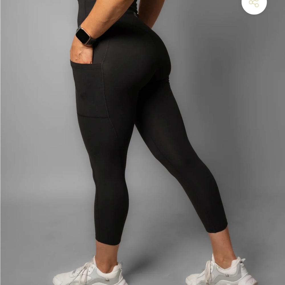 TYC Classic Black Capri